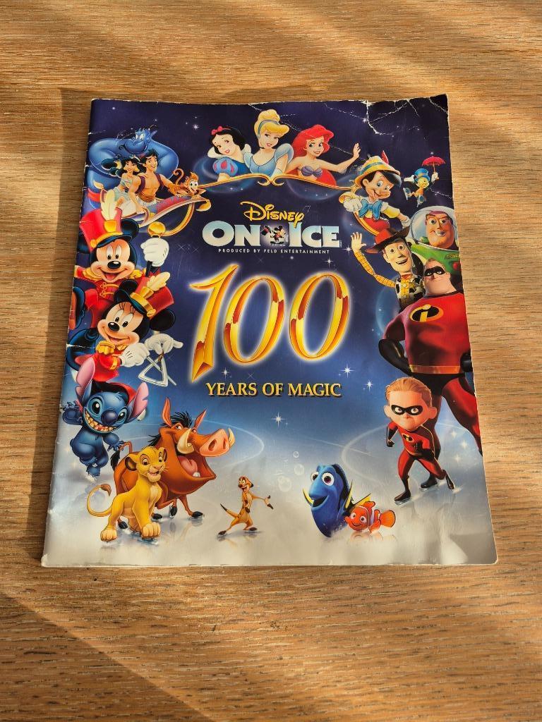 Boek Disney on Ice 100 years of magic (2000), Ophalen of Verzenden, Overige figuren, Gebruikt, Papier, Kaart of Schrift