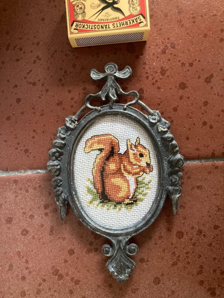 Écureuil brodé dans un cadre kitsch en métal médaillon, Enlèvement ou Envoi