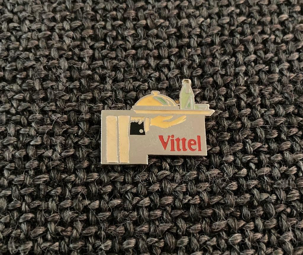 PIN - VITTEL - WATER - EAU MINÉRALE, Envoi, Utilisé, Marque, Insigne ou Pin's