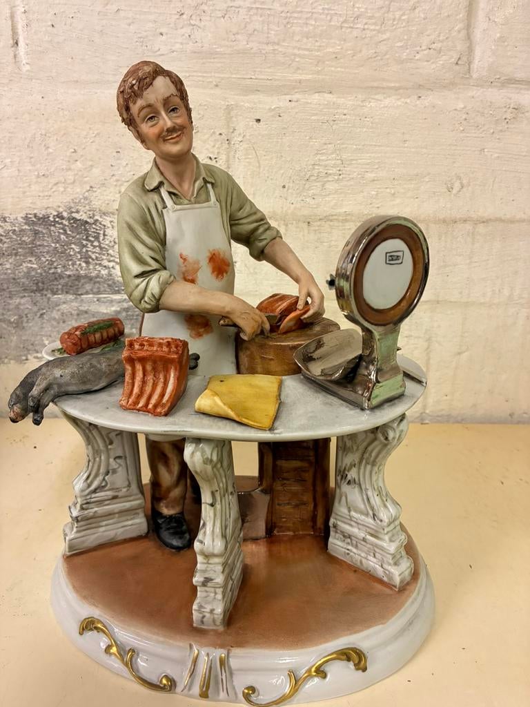 figurine en porcelaine de Capodimonte  boucher à son étal., Enlèvement, Comme neuf