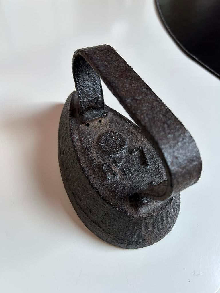 2 Strijkijzers in gietijzer, Antiek en Kunst, Ophalen