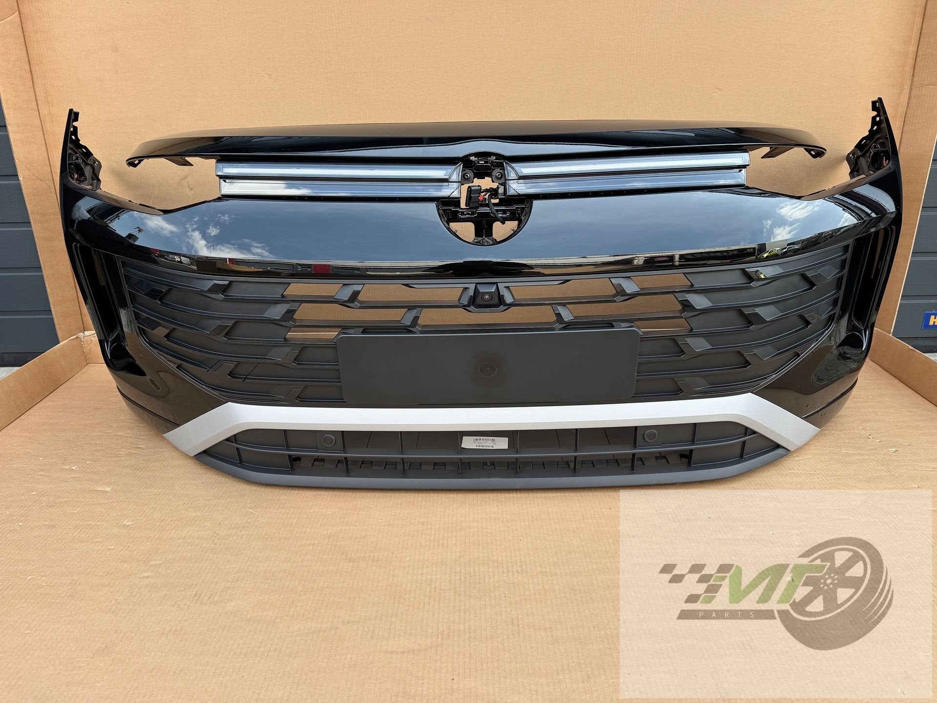 VW Tiguan CT1 voorbumper 571805903 LY9T BLACK PDC CAMERA LED, - kundenbetreuung@volkswagen.de, Gebruikt, Herkomst onderdeel bekend