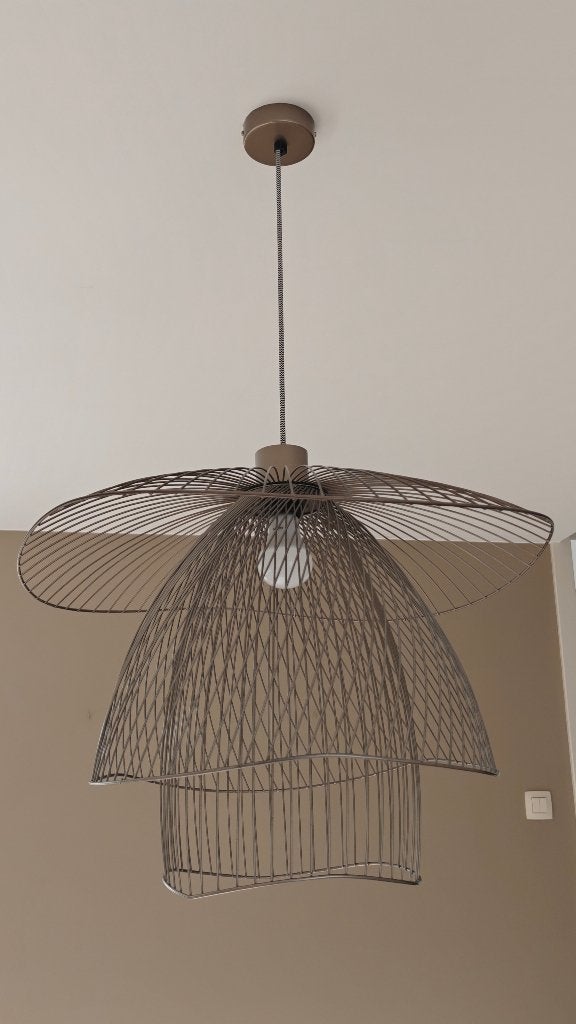 Suspension Papillon S taupe – Ø 56 cm – Excellent état, Comme neuf, Enlèvement, E27 (grand), Suspension design contemporaine au style organique et sculptural