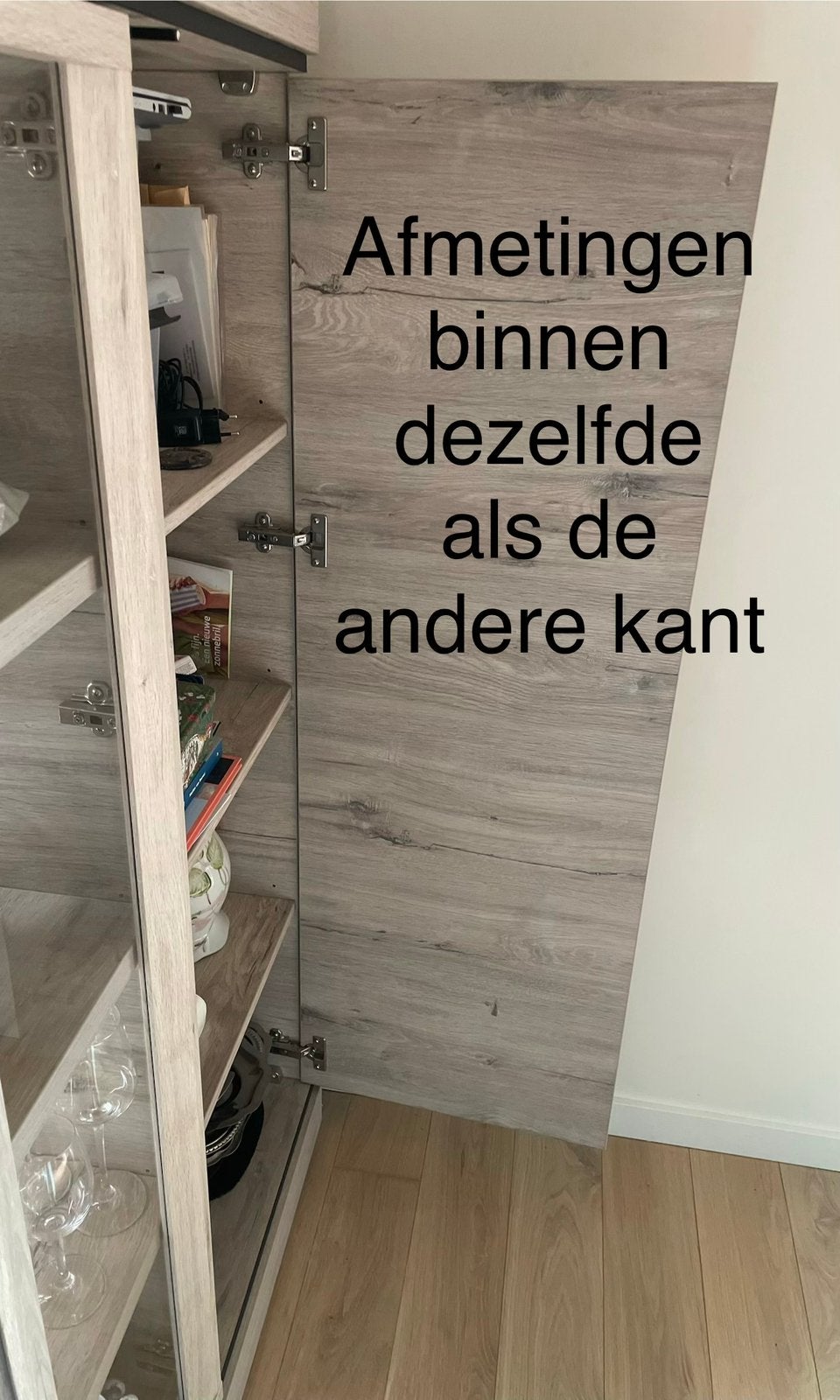 Design meubelset O&O – vitrinekast + lage kast met licht, Ophalen, Zo goed als nieuw