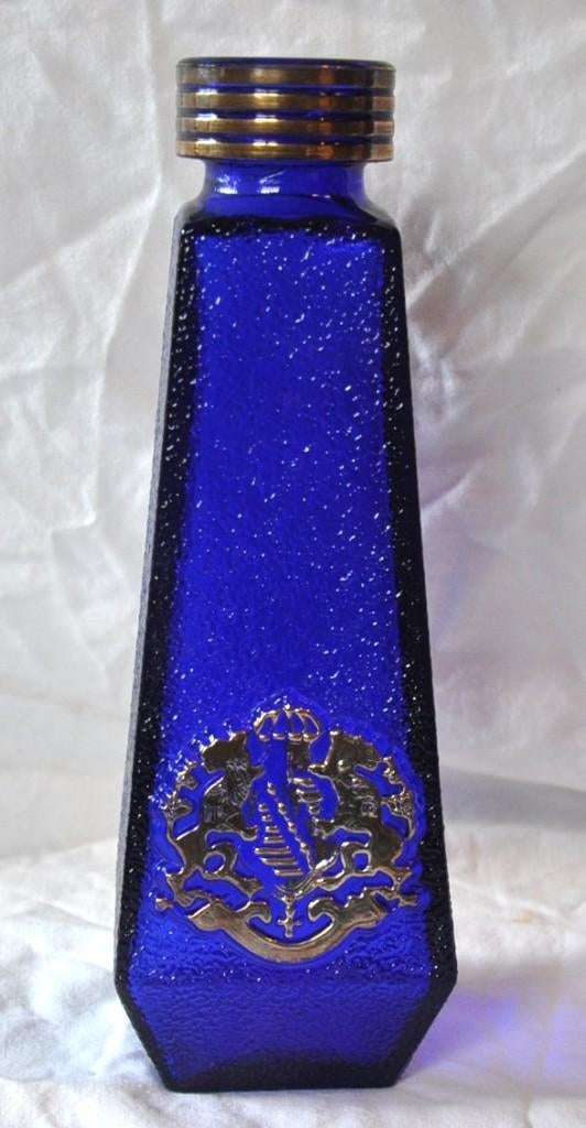 vase en cristal bleu cobalt orné d'un blason héraldique, Enlèvement ou Envoi