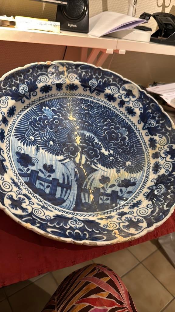 Plat en faience de Delft. Theeboom du 18 ème, Enlèvement