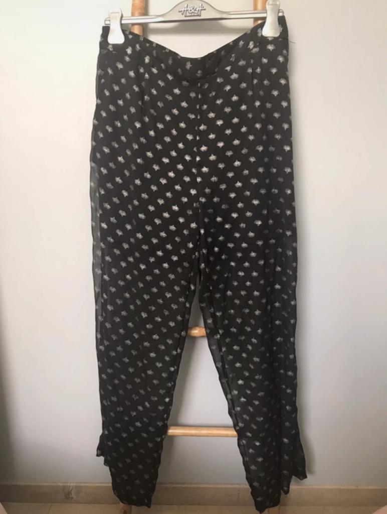 Soepele zwarte Vero Moda broek met zilveren patronen., Kleding | Dames, Broeken en Pantalons, Ophalen of Verzenden, Zo goed als nieuw