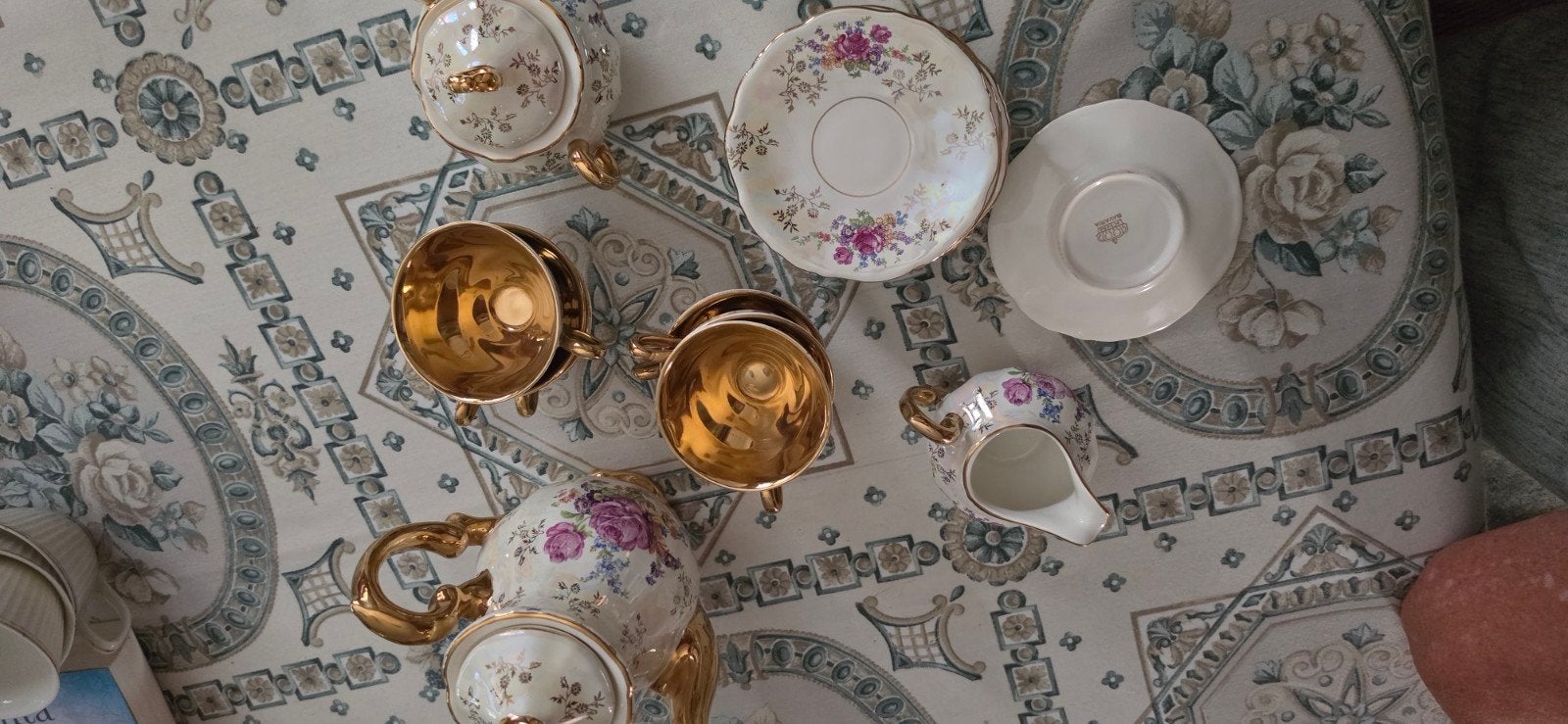KHM Bavaria iriserende en gouden demitasse set (espresso), Enlèvement