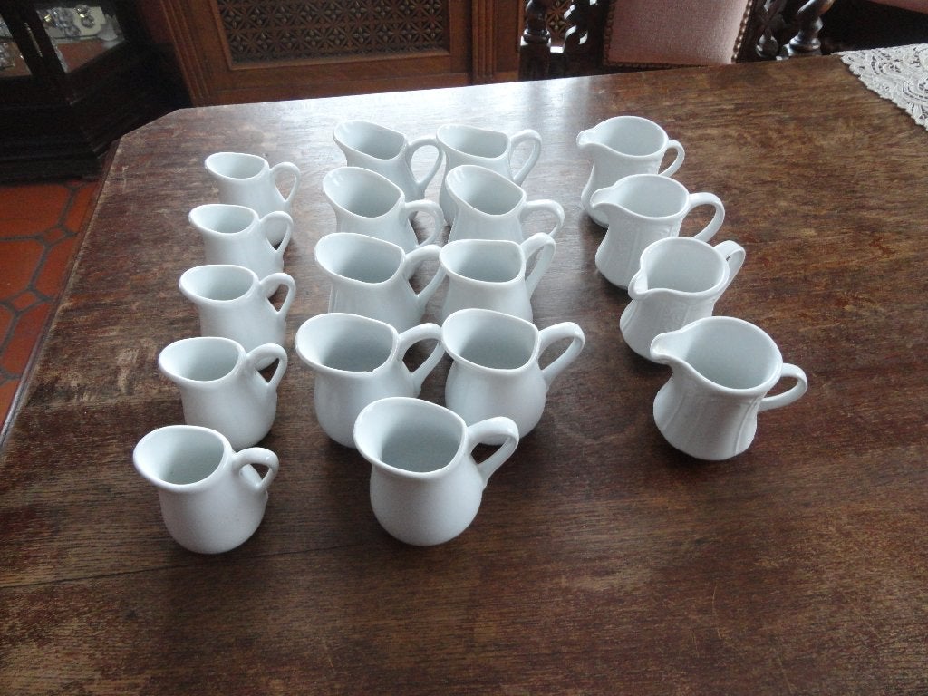 18 Witte stenen melk kannetjes, Ophalen of Verzenden, Zo goed als nieuw, Porselein, Overige typen