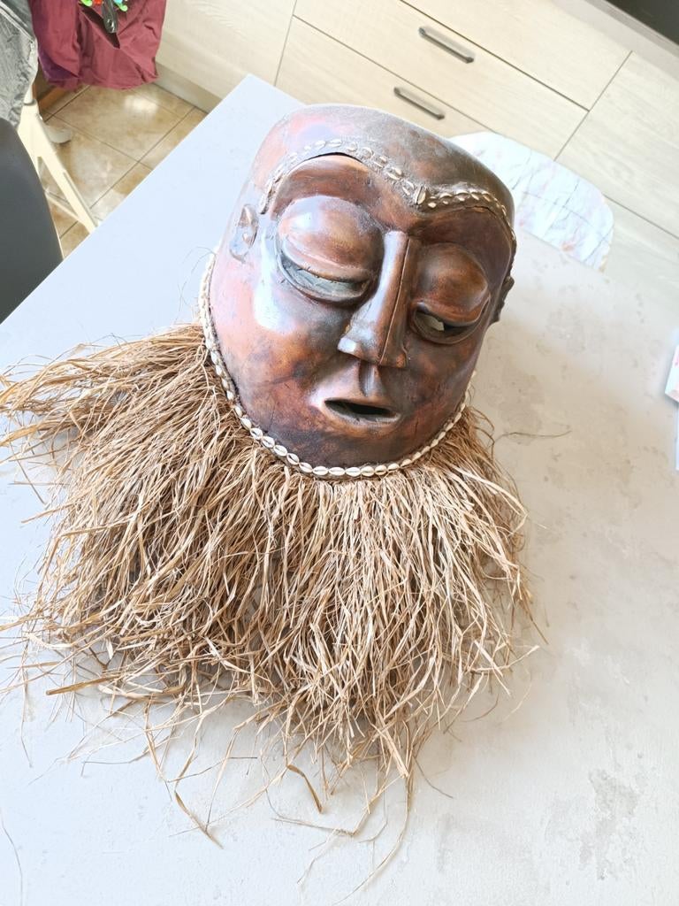 Très grand masque africain, Enlèvement