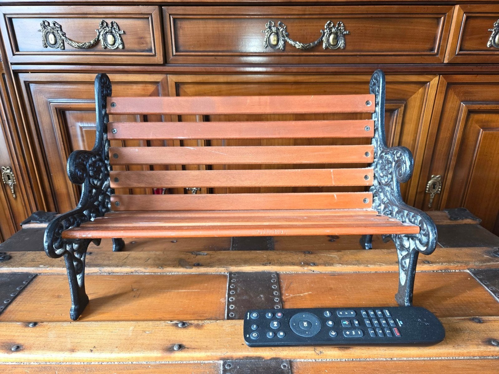 Decoratieve miniatuur tuinbank – realistisch model, Hobby en Vrije tijd, Modelauto's | 1:5 tot 1:12, Ophalen of Verzenden