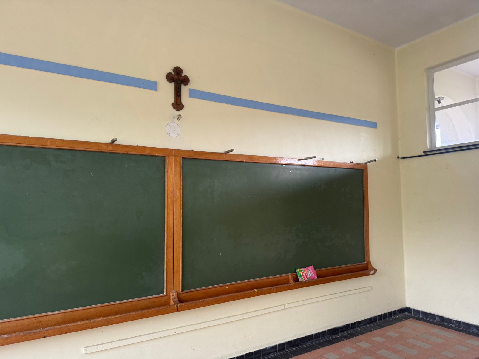 Anciens tableaux de classe, Enlèvement
