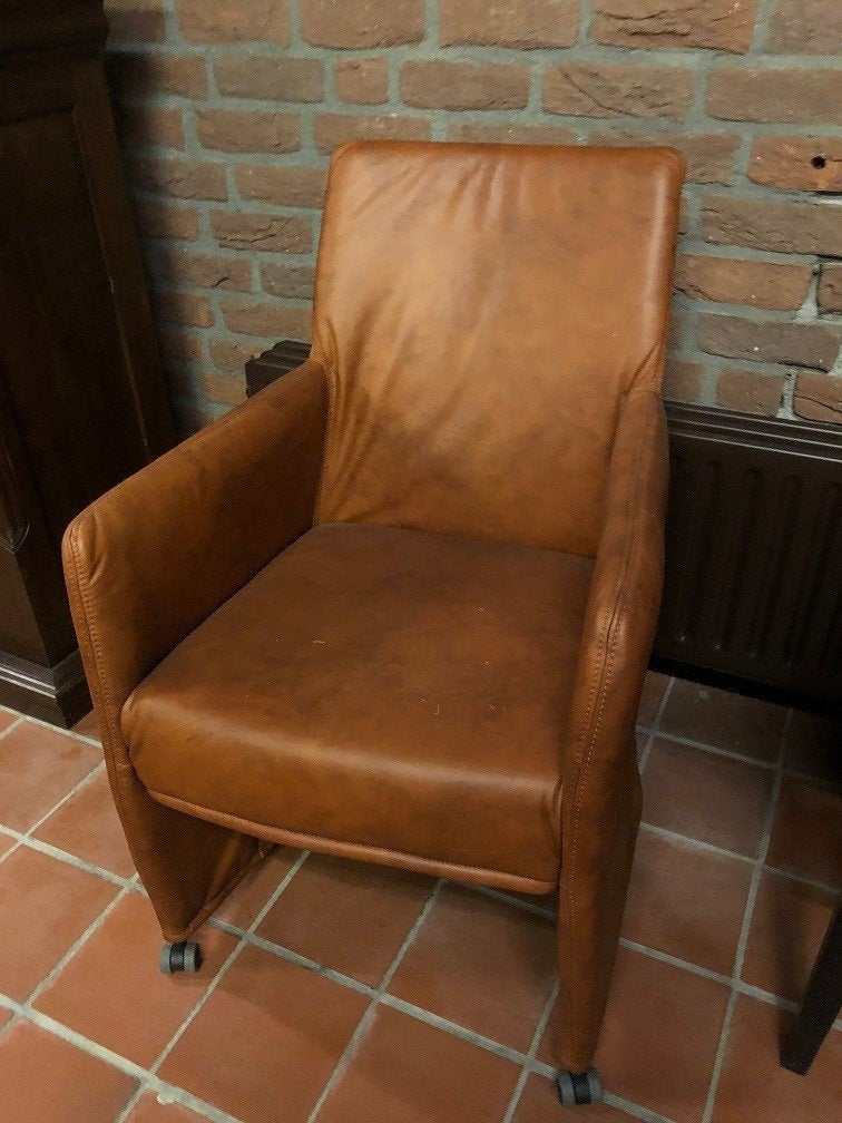 4 LEDEREN ARMSTOELEN - EETKAMERSTOELEN met wielen, Antiek en Kunst, Ophalen