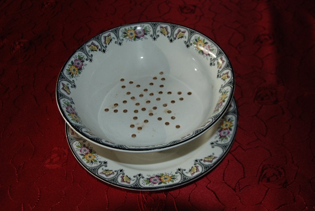 Fraisier et plat en faïence de La Société Céramique Très Bon, Antiquités & Art, Enlèvement