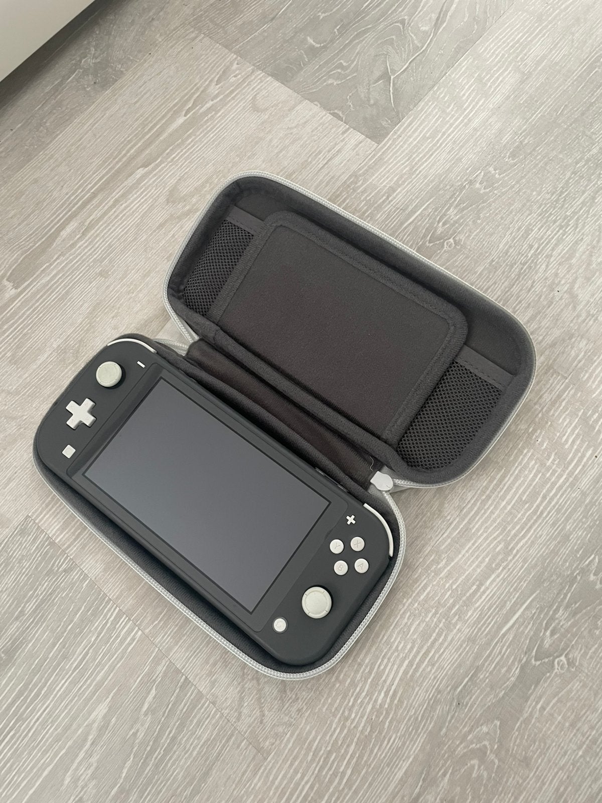 Nintendo Switch Lite, Enlèvement, Gris, Neuf, Avec housse de protection ou sac