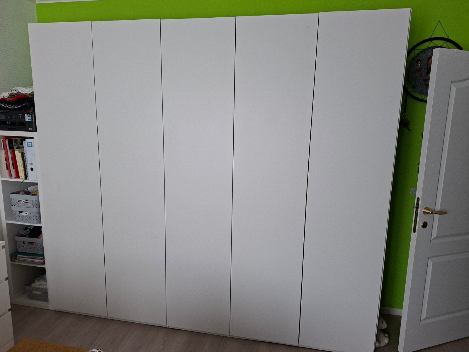 Witte kleerkast, Ophalen