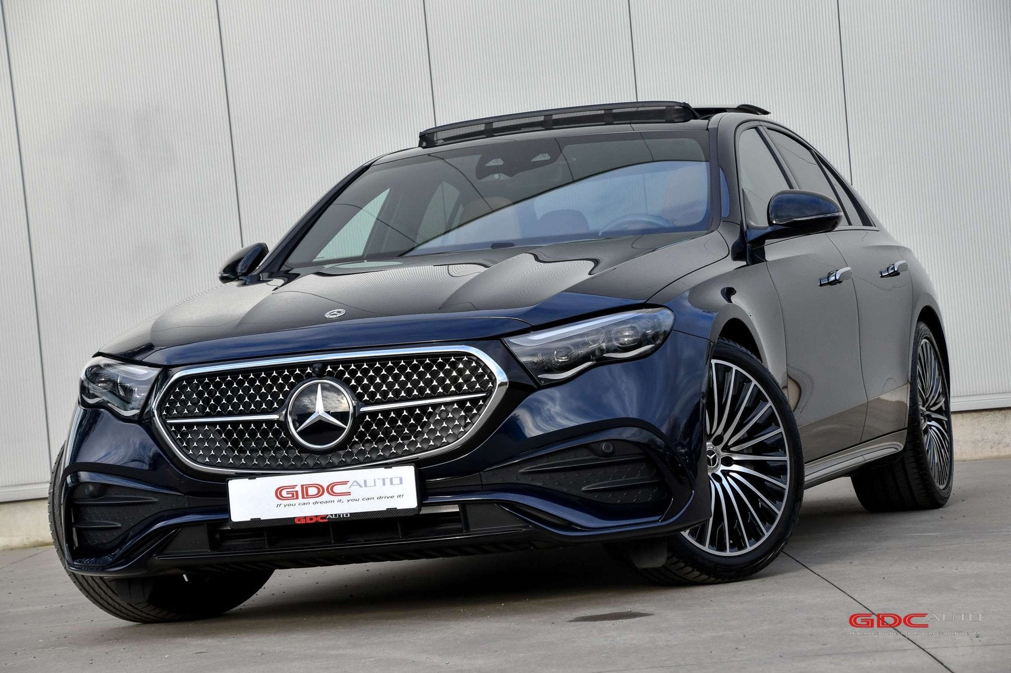 Mercedes-Benz E-Klasse 200 E200 l AMG Line l Pano Dak l Prem, Auto's, Mercedes-Benz, Automaat, 4 deurs, Gebruikt, Blauw
