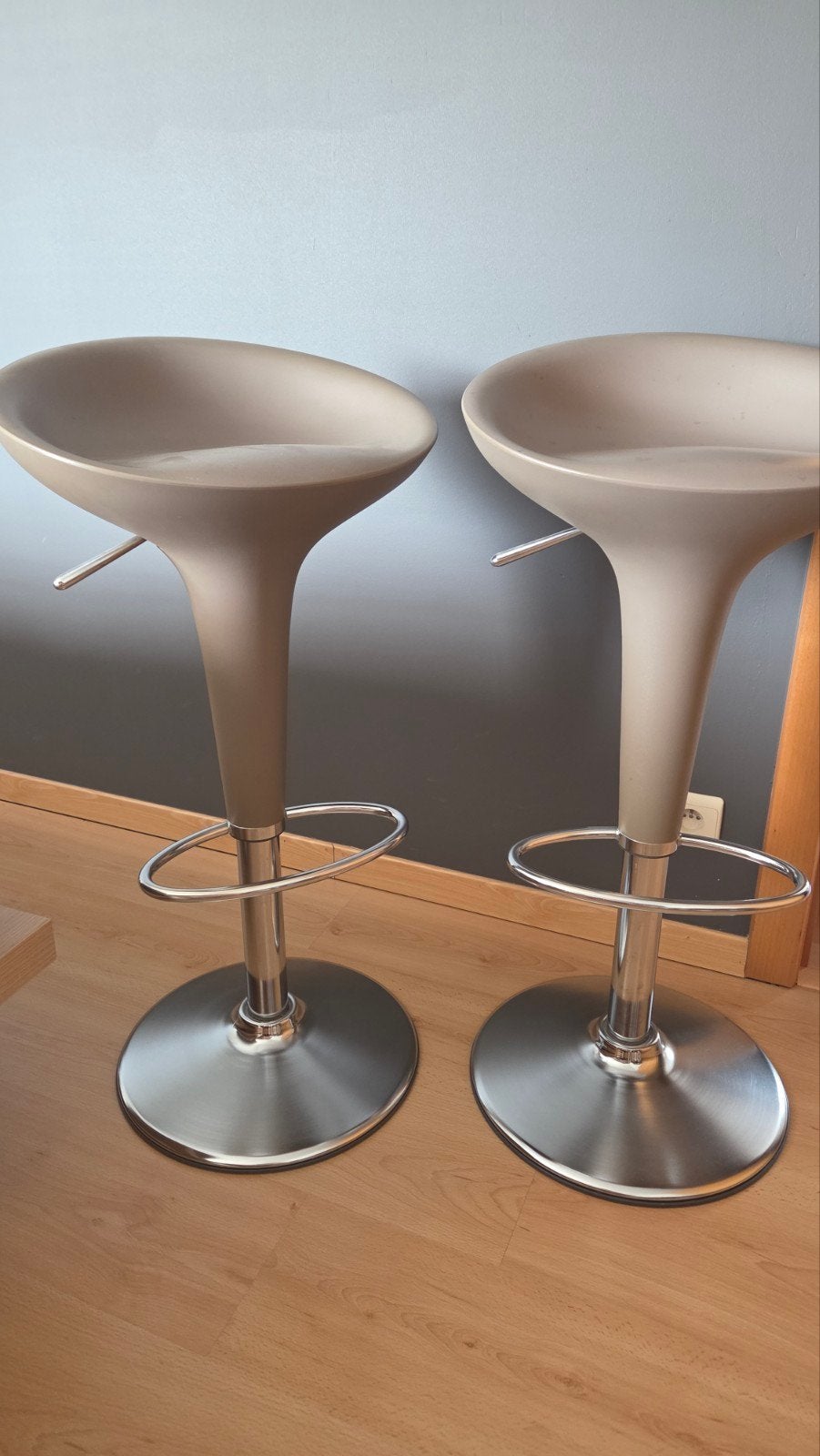 Tabourets Taupe de marque italienne, 2 tabourets, Enlèvement, Utilisé, Synthétique