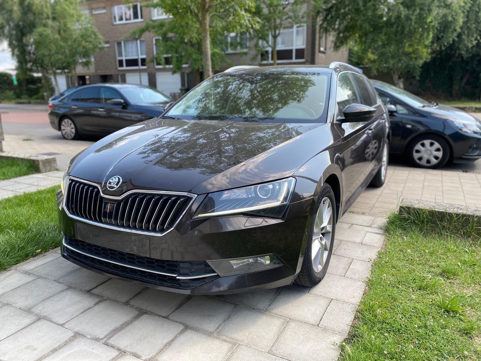 SKODA Superb 1.6 TDI, Autos, Skoda, Particulier, Octavia, Cruise Control, Vitres électriques, Jantes en alliage léger, Système de navigation