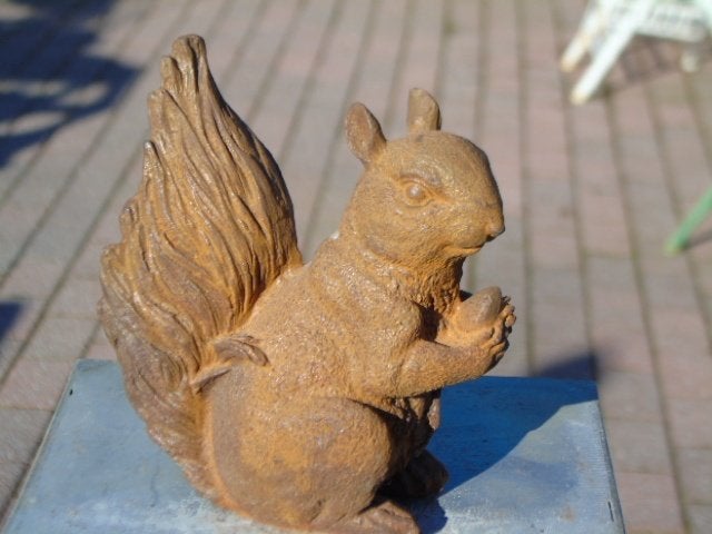 Eekhoorn en zijn eikel in roestig gietijzer., Tuin en Terras, Ophalen of Verzenden, Nieuw