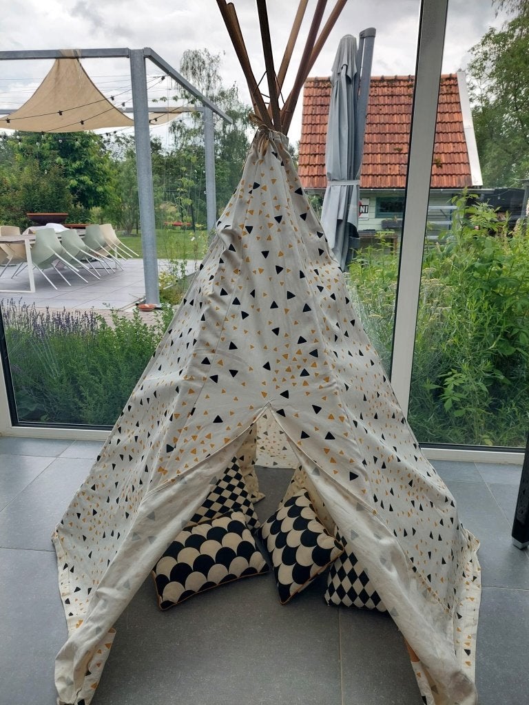 Tipi en kussens nobodinoz, Ophalen, Zo goed als nieuw