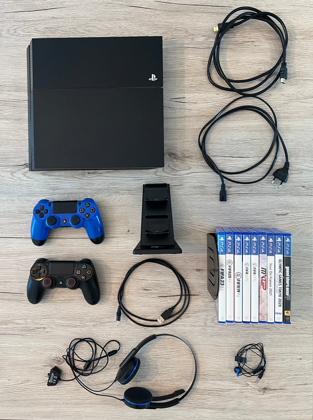 PS4 complete set – GTA 5, 2 controllers, headsets en games, Met 2 controllers, Ophalen of Verzenden, Zo goed als nieuw, Original