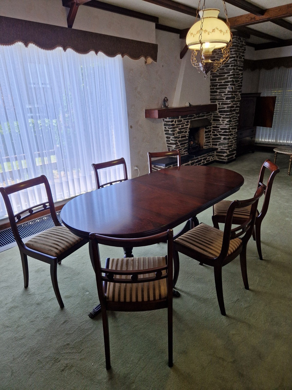 Houten eettafel met bijhorende stoelen, Enlèvement