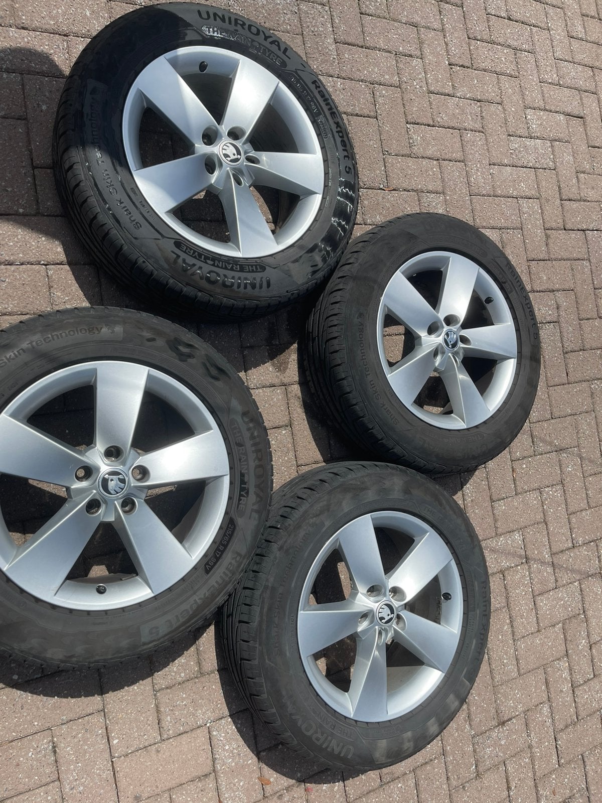 Jantes d’origine Skoda en17 pouces avec pneus 250€, Ophalen, 17 inch, Band(en)