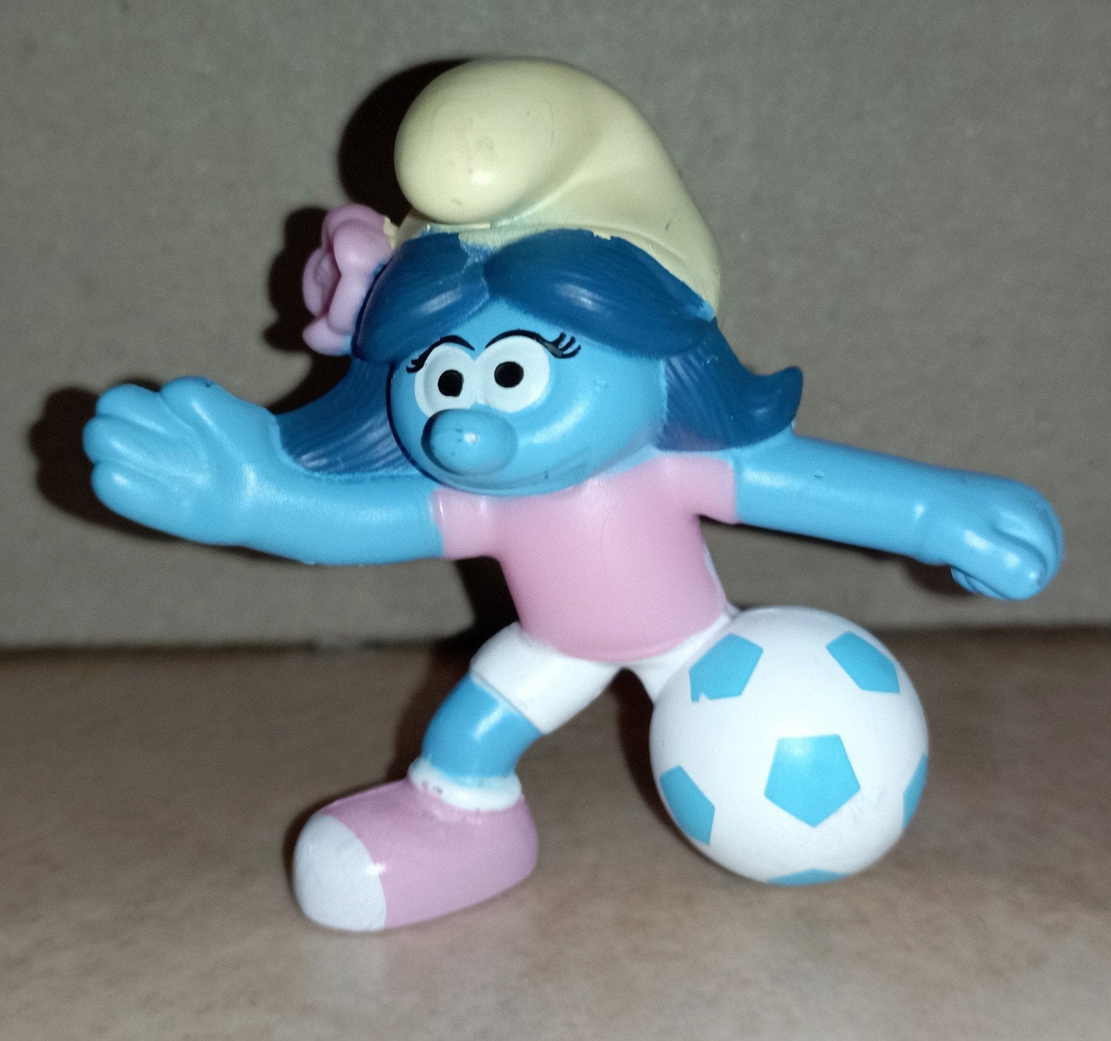 Figuur De Smurfen - Bloesem speelt voetbal (Peyo, 2024), Verzamelen, Ophalen of Verzenden, Gebruikt, Overige Smurfen, Poppetje, Figuurtje of Knuffel