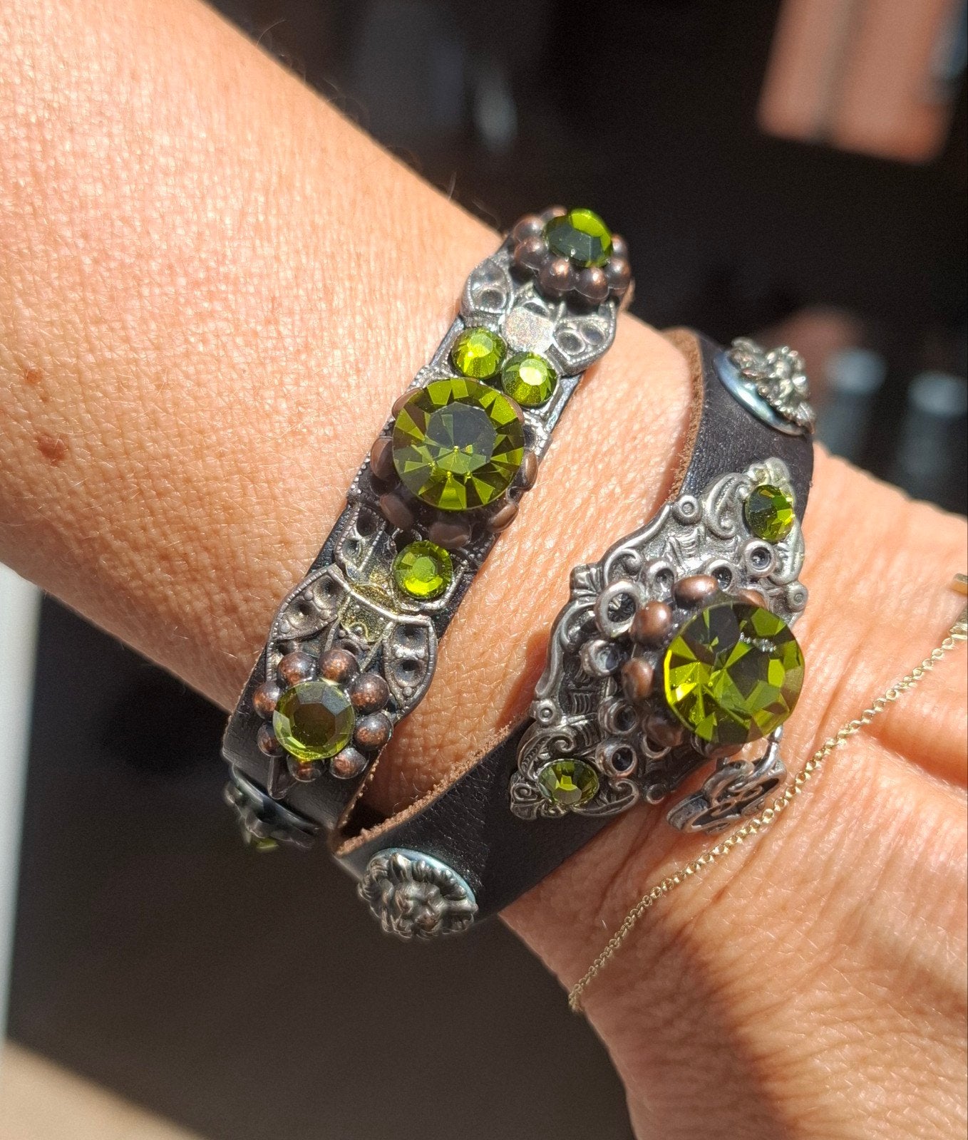 Bibi bruine leren armband Groene strass kwastjes, Handtassen en Accessoires, Armbanden, Zo goed als nieuw, Leer, Bruin, Met strass