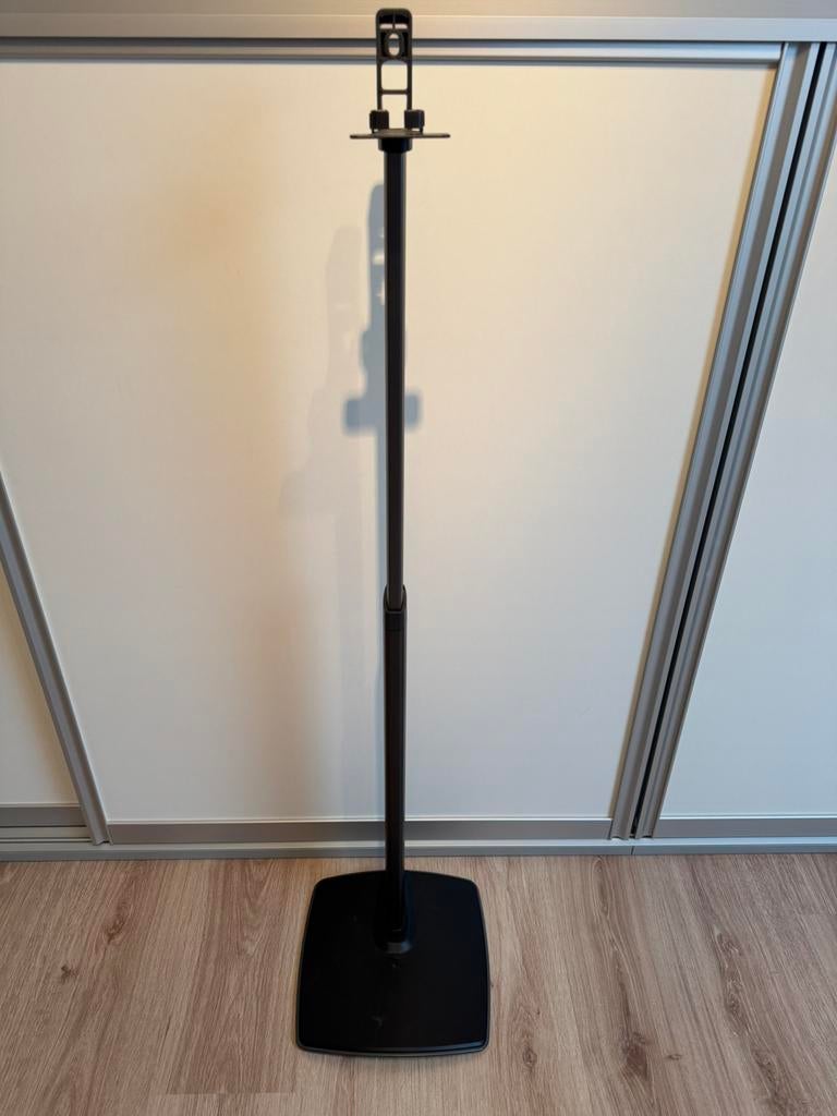 Zwarte standaard voor Sonos One, Play 1&3. Sanus., TV, Hi-fi & Vidéo, Enceintes, Enlèvement ou Envoi, Comme neuf, Sorento