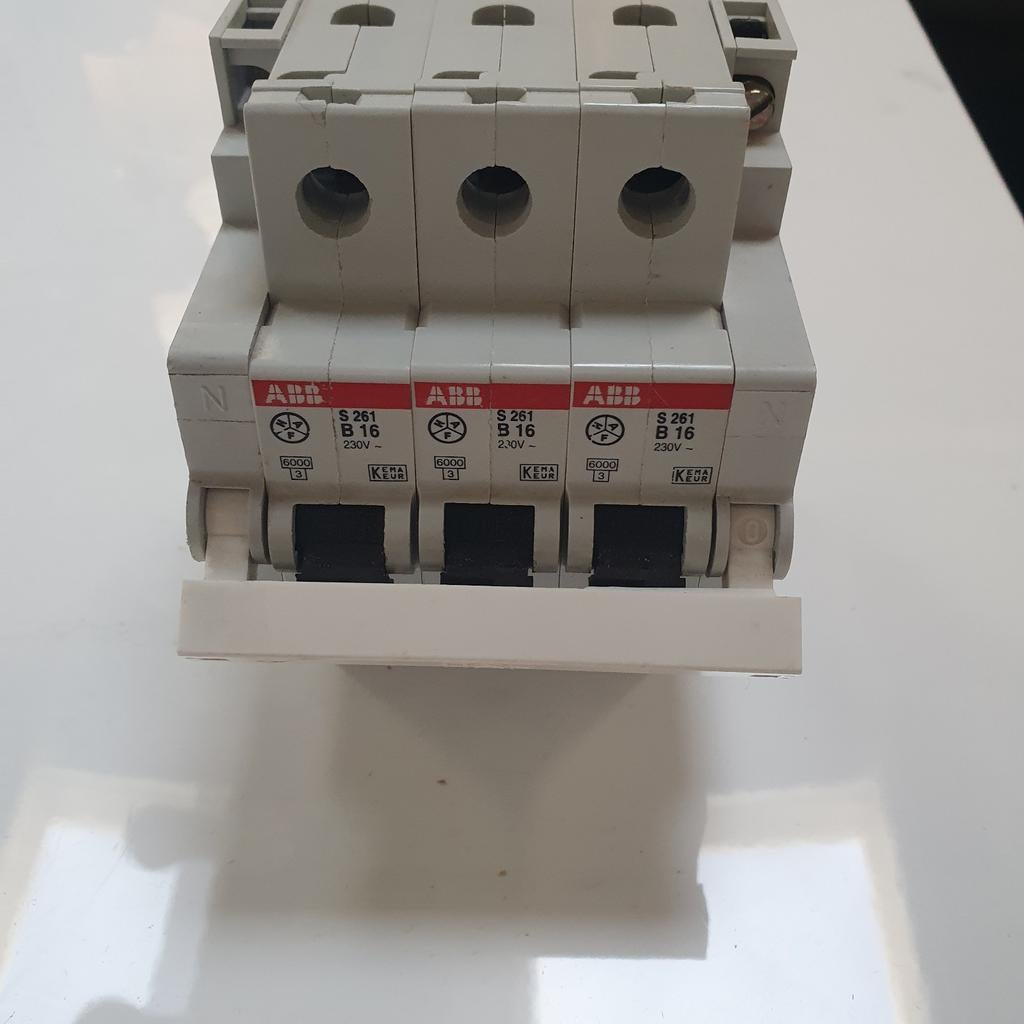 nouveau disjoncteur anti-fuite de terre à vendre, Hobby & Loisirs créatifs, Composants électroniques, Enlèvement