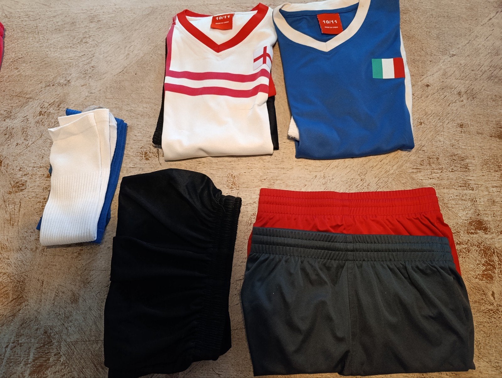 voetbalpakjes Engeland, Italië (10j)+voetbalshirts (10j), Enlèvement ou Envoi, Utilisé, Garçon ou Fille