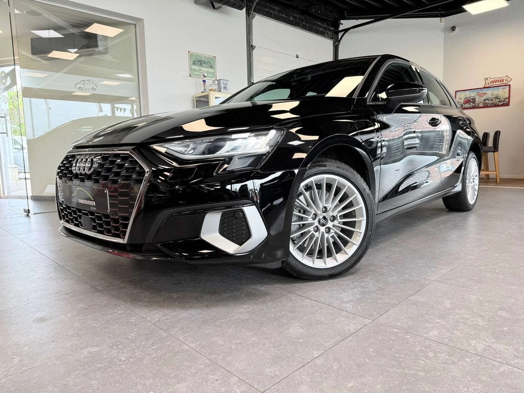 Audi A3 Sportback A3 PHEV 40 TFSI e Attraction S tronic (150, Autos, 1395 cm³, Achat, Phares entièrement LED, Noir