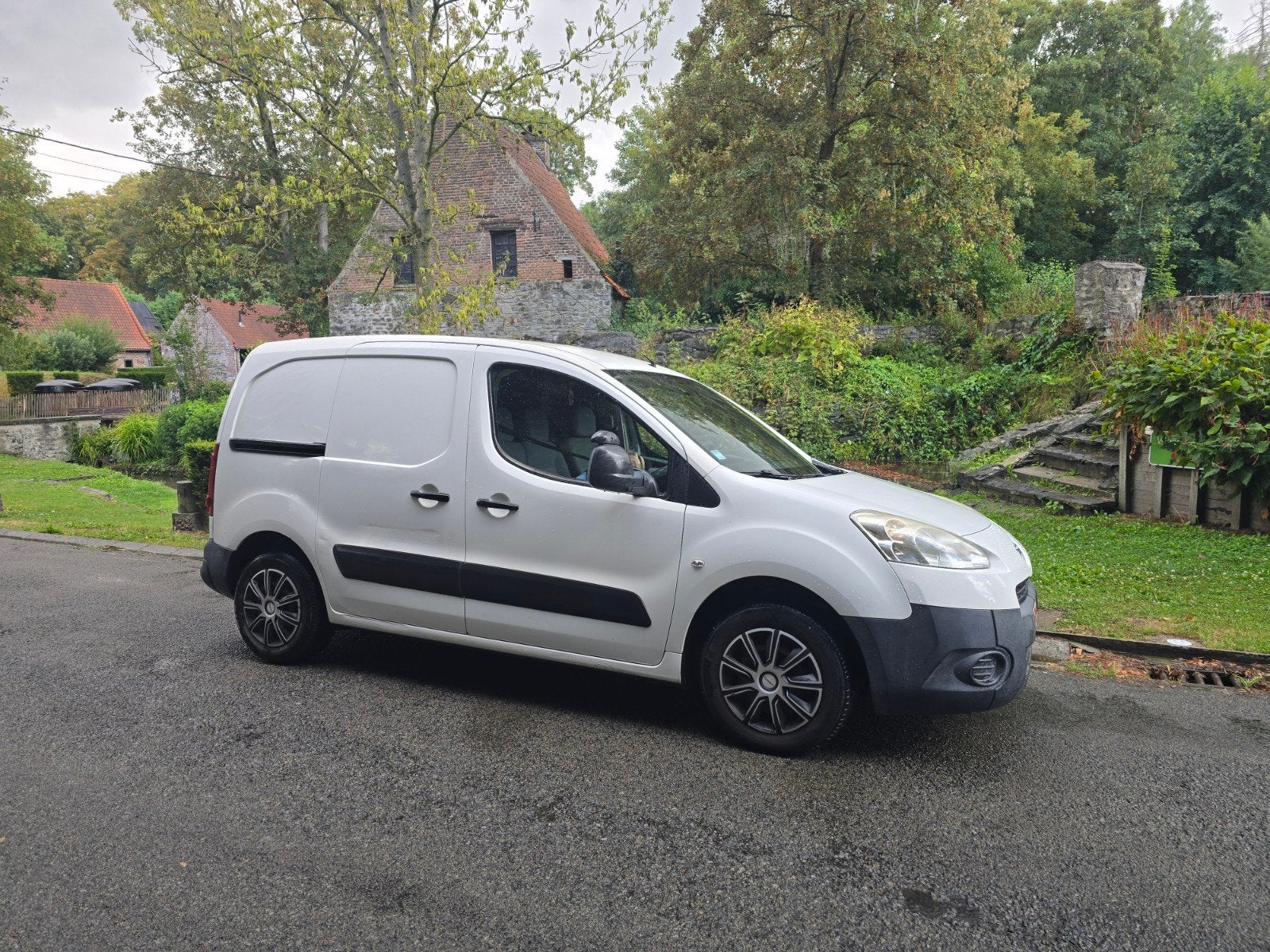 À vendre ou à échanger - Peugeot Partner1.6 HDi 2014,160 000, Auto's, Zwart, Wit, Particulier, Onderhoudsboekje