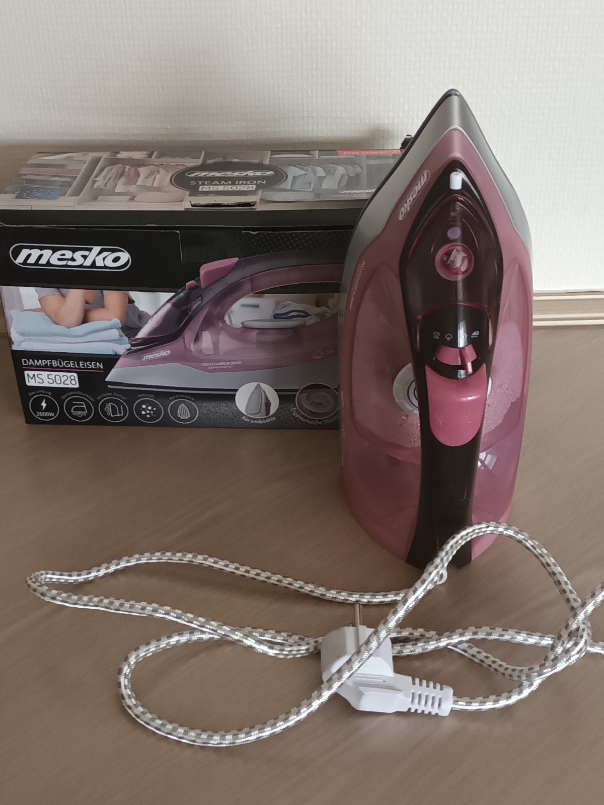 Stoomstrijkijzer merk Mesko als nieuw te koop voor 15euro op, Ophalen