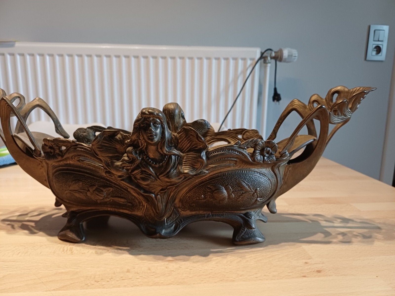 Vase bronze, Enlèvement