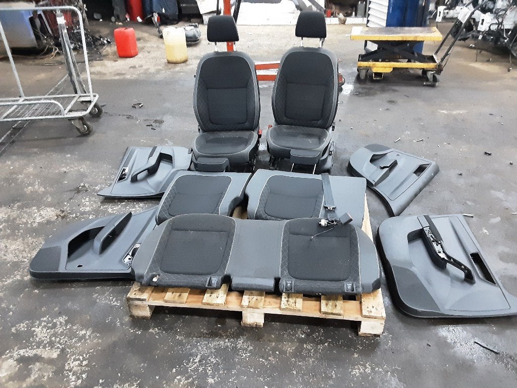 INTERIEUR Skoda Fabia III (NJ3) (01-2014/06-2021), Gebruikt, Mevr. I. Hauben, Skoda, Rue de l'Espoir 34 34
4030  GRIVEGNÉE, BE