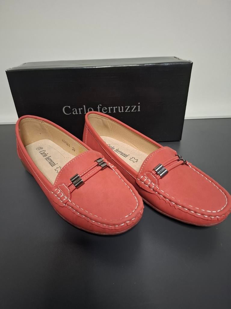 CARLO FERRUZZI - Elegante rode suède instapper - maat 38, Instappers, Nieuw, Ophalen of Verzenden, Carlo Ferruzzi