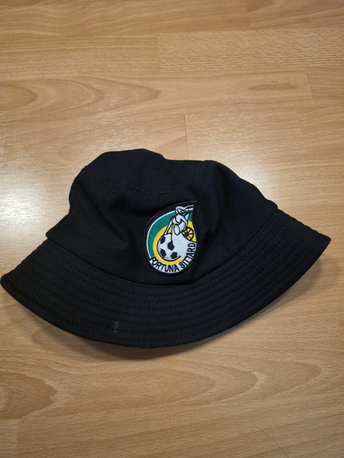 Fortuna Sittard Bucket Hat - Zwart, Ophalen of Verzenden, Zo goed als nieuw, 57 cm (M, 7⅛ inch) of minder, Hoed