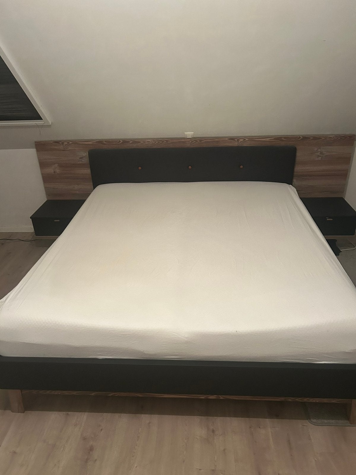 Modern tweepersoonsbed 180x200 met nachtkast + lattenbodems, Enlèvement, Comme neuf, Noir, Bois