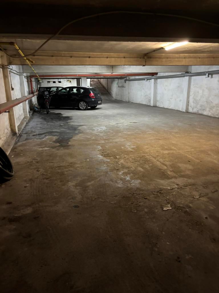 Grote ruimte met 15 autoplaatsen te huur, Zakelijke goederen, Bedrijfs Onroerend goed, Huur