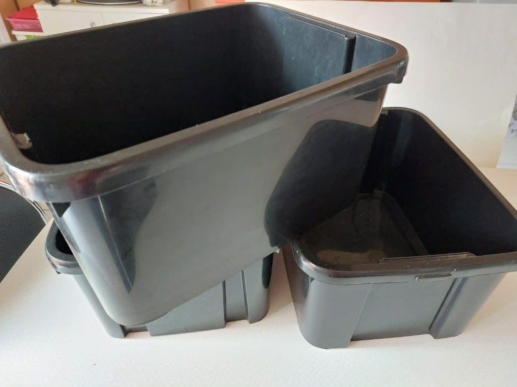 Zwarte boxen 3 stuks voor 2.50€, Ophalen, Zo goed als nieuw