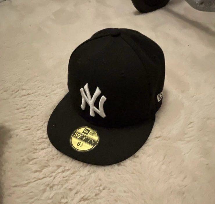 New Era black fitted pet, Kleding | Heren, Ophalen of Verzenden, Zo goed als nieuw, 57 cm (M, 7⅛ inch) of minder, Pet