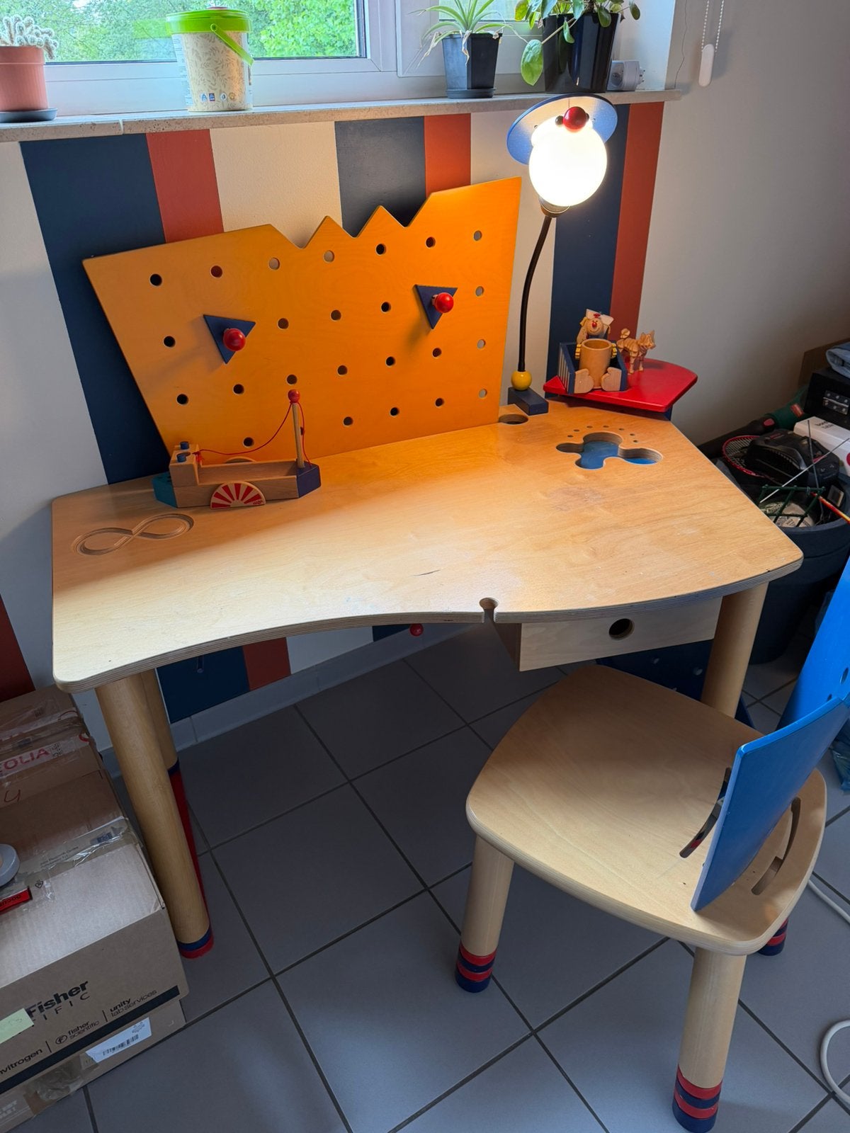 Houten kinderbureau met stoel – Heba Skribbel, Kinderen en Baby's, Kinderkamer | Tafels en Stoelen, Ophalen, Gebruikt, Tafel(s) en Stoel(en)
