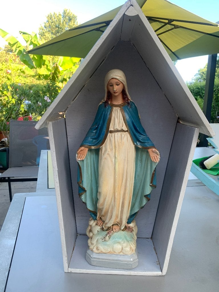 Statue de Marie dans une chapelle suspendue, Enlèvement
