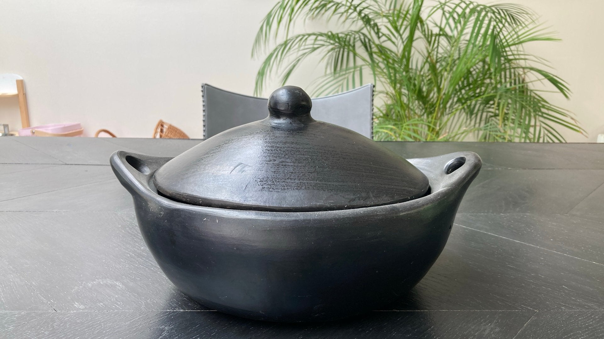 Colombiaanse pot in zwarte klei, Huis en Inrichting, Ophalen, Zo goed als nieuw