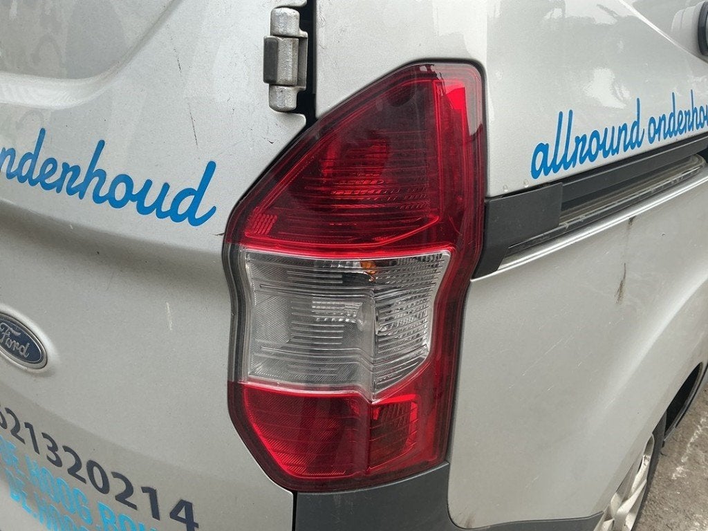 FEU ARRIÈRE DROIT Transit Courier (|ET7613404AF|2069551|), Henry-Ford-Straße  1
50735  Köln, DE, Ford-Werke GmbH, Kunden@ford.com