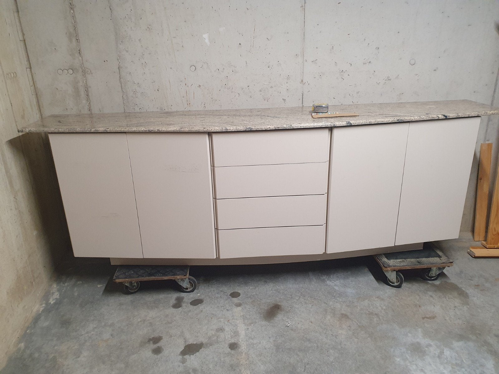 mooie dressoir met graniet tablet.Beige kleur.... 2.40m x80, Ophalen, Zo goed als nieuw, 150 cm of meer, 80 cm of meer