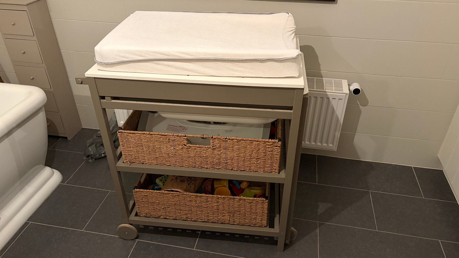 Verzorgingstafel op wieltjes met geintegreerd bad, Huis en Inrichting, Kasten | Schoenenkasten, Zo goed als nieuw, Ophalen